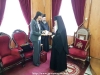 Prea Fericirea Sa îi oferă Doamnei Ministru obiecte ca binecuvântare din Ierusalim