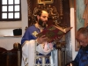 Părintele Simeon citind Sfânta Evanghelie în arabă