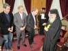 Domnul Karagiannidis îi oferă Prea Fericirii Sale medalia Muzeului Benaki