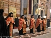 Preoți în veșminte liturgice în timpul Vecerniei