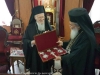 Întâi Stătătorii Bisericilor, Patriarhul Ecumenic și Patriarhul Ierusalimului, schimbând daruri