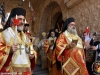 Coborârea la Biserica Învierii, cu arhiepiscopi și preoți în veșminte liturgice