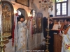Părintele Dimitrie în timpul Sfintei Liturghii, cântând „Hristos a înviat”