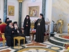 ÎPS Isihie vorbind pelerinilor în sala de recepție a Patriarhiei