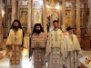 Preoții slujitori în veșminte liturghice în timpul Sfintei Liturghii, cântând „Hristos a înviat”