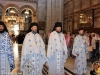 Preoții slujitori în veșminte liturghice în timpul Sfintei Liturghii, cântând „Hristos a înviat”