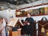 Părintele Dimitrie Gavatas dând răspunsurile la stană în timpul Sfintei Liturghii în biserica săpată în stâncă