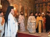 Preoții în veșminte liturgice la intrare
