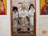Preafericirea Sa și preoții în veșminte liturgice în timpul Sfintei Liturghii