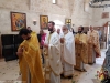 Preoții în veșminte liturgice în timpul Sfintei Liturghii