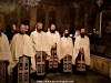 Preoții în veșminte liturgice în timpul slujbei