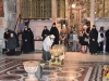 Pelerini evlavioși în Catoliconul Preasfintei Biserici a Învierii
