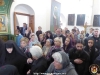 Credincioșii evlavioși în catoliconul Mănăstirii restaurate