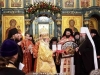 Preafericirea Sa oferind o icoana a Nașterii Mitropolitului Chiril al Ekaterinburgului