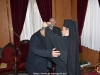 Preafericirea Sa îi oferă Pr. Sany Ibrahim Azhar o cruce ca binecuvântare