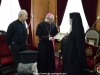 Preafericirea Sa îi oferă Excelenței Sale Msgn Leopoldo Girelli o icoană a Sfintei Edicule