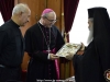 Preafericirea Sa îi oferă Excelenței Sale Msgn Leopoldo Girelli o icoană a Sfintei Edicule