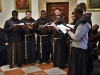 Frăția franciscană cântând cântece de Crăciun