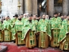 Preoții în veșminte liturgice în timpul Sfintei Liturghii