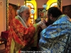 Părintele Ilias primind Sfânta Împărtășanie