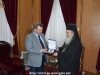 Dl. Leontaris oferă Preafericirii Sale emblema Gardei naționale a Ciprului