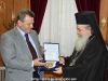Dl. Leontaris oferă Preafericirii Sale emblema Gardei naționale a Ciprului