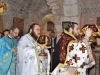Împreună-slujitorii Arhimandritul Ieronim și Pr. Sofronie în timpul Sfintei Liturghii