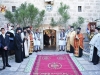 Preoții și creștinii adunați în curte pentru a-L întâmpina pe Preafericitul Patriarh