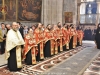 Preoții în veșminte liturgice în timpul Vecerniei Patriarhale