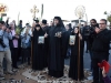Monahul Ahile întâmpină procesiunea la Sfânta Mănăstire a Înălțării