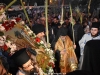 Arhimandritul Epifanie întâmpină procesiunea la Sfântul Altar al Sfântului Ștefan