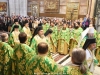 Înalt Preasfințiții Arhiepiscopi și Preoții în timpul Sfintei Liturghii