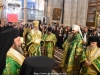 Înalt Preasfințiții Arhiepiscopi și Preoții în veșminte liturgice în Catolicon