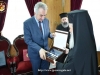 Domnul Mirco Šarović oferă Preafericirii Sale o emblema a celor trei naționalități care trăiesc în Srpska