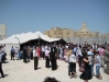 أبناء الطائفة وهم يصلون داخل الخيمة الكبيرة في قطر
