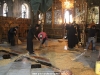 اباء اورثوذكسيون اثناء اعمال لتنظيف كنسية اللمهد