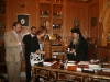 غبطة البطريرك يهدي السفير والمرافيقين ميداليات تذكارية