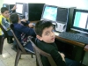 طلاب مدرسة الزرقاء في غرفة الحاسوب