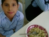 احدى اولاد المدرسة اثناء الغذاء