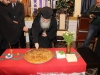 09تقطيع كعكة الفاسيلوبيتا في مقر الجالية اليونانية في القدس