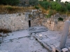 Sebastiya (2)[751]2. كنيسة الرأس من الداخل، المذبح يمين الصورة وفي الوسط يظهر مدخل الى كهفٍ تحت الأرض